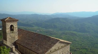 Gündoğumu Cervara Di Roma, İtalya, buidings, üstten görünüm.