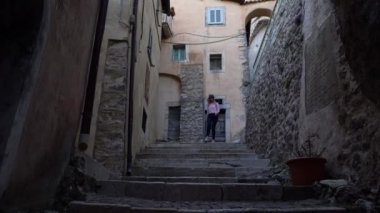 Kadın turist Cervara, Roma, İtalya, merdivenlerden aşağı gidiş önden görünümü.