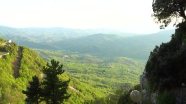 İçinde görüş-in Cervara Di Roma, İtalya'nın yeşil tepeleri zoom.