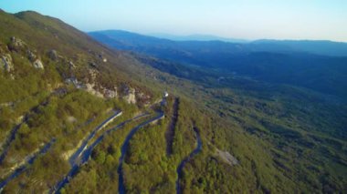 Huzurlu görünümü yeşil tepelerin Cervara Di Roma, İtalya.