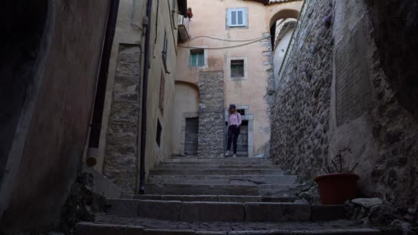 Vooraanzicht Van Vrouwelijke Toerist Naar Beneden Trappen Cervara Rome Italië — Stockvideo