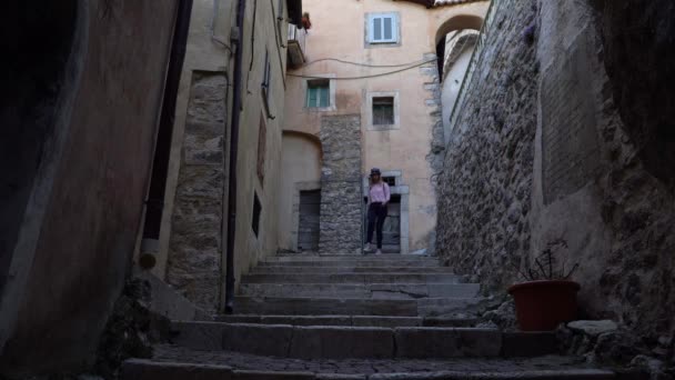 Framifrån Kvinnlig Turist Ner Trappor Cervara Rom Italien — Stockvideo