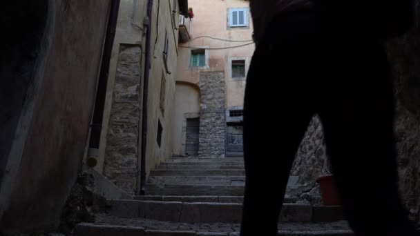 Вид Сзади Женской Туристической Лестницы Черваре Рим Италия — стоковое видео