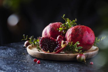 Yeşil yapraklı tatlı kırmızı nar.