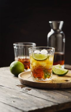 Limonlu ve buzlu sert altın rom.