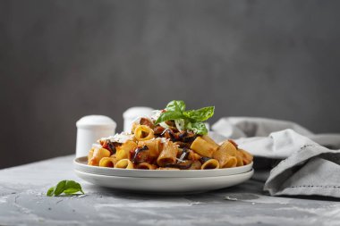 Geleneksel İtalyan yemeği alla norma