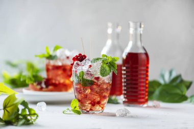 Nar ile taze kokteyl