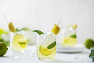 Adaçayı ve limonlu yaz kokteyli