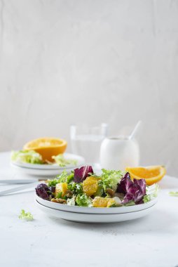 Portakallı ve cevizli salata