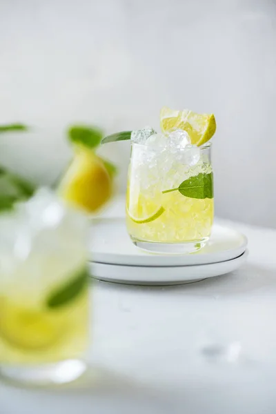 Sommercocktail mit Salbei und Limette — Stockfoto