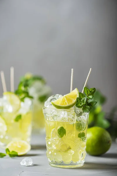 Cold tea with lime, mint and ice — Stock Photo, Image