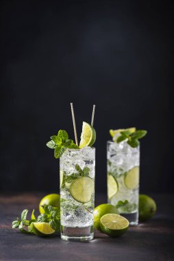 Limonlu, naneli ve buzlu mojito.