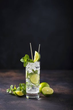 Limonlu, naneli ve buzlu mojito.