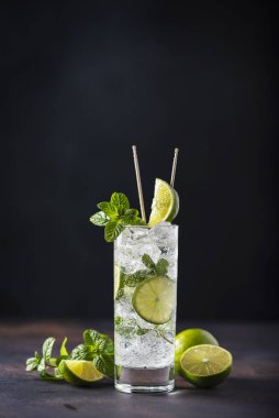 Limonlu, naneli ve buzlu mojito.