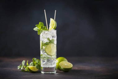 Limonlu, naneli ve buzlu mojito.
