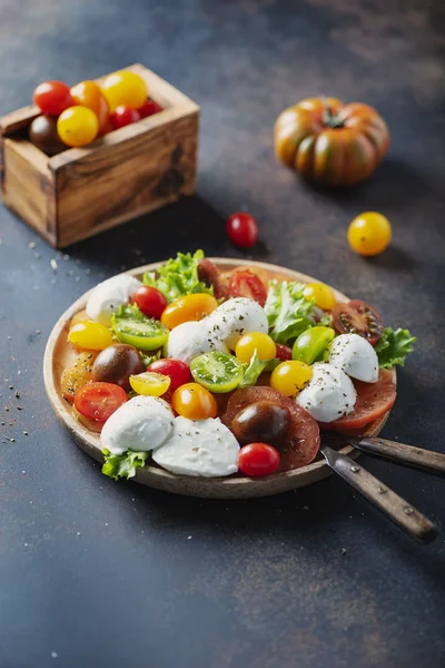 Ensalada saludable con mozzarella —  Fotos de Stock