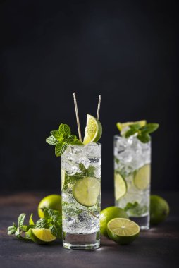 Limonlu, naneli ve buzlu mojito.