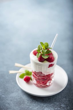 Ahududu ve naneli yoğurt.