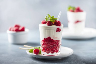 Ahududu ve naneli yoğurt.