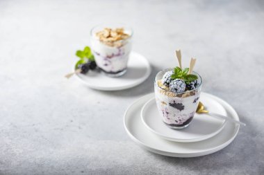 Müsli ile sağlıklı yoğurt.