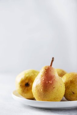 Tatlı sarı armutlar