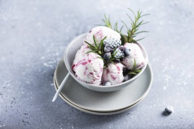 Donmuş yaban mersinli dondurma.