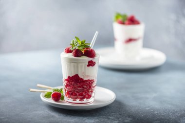 Ahududu ve naneli yoğurt.