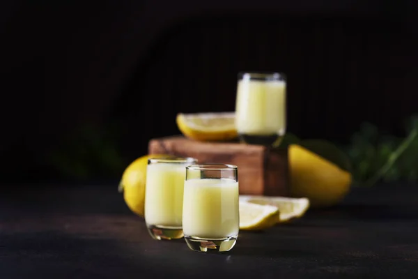 Ликёр с лимоном и сливками — стоковое фото