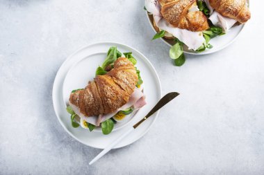 Yeşil salatalı taze kruvasan.