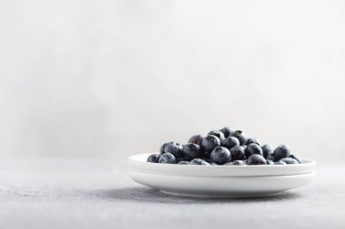 Masada taze sağlıklı yabanmersini var.