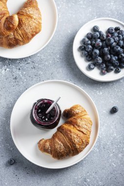 Kruvasan ve yaban mersini reçeli