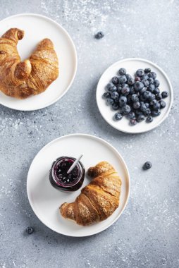 Kruvasan ve yaban mersini reçeli