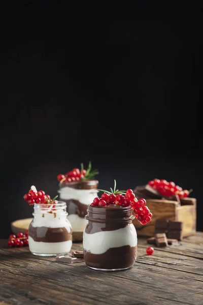 Десерт с белым и темным шоколадом — стоковое фото