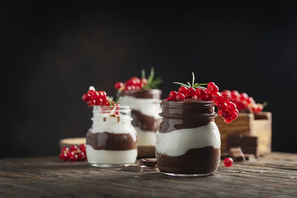 Dessert con crema al cioccolato bianco e fondente — Foto Stock