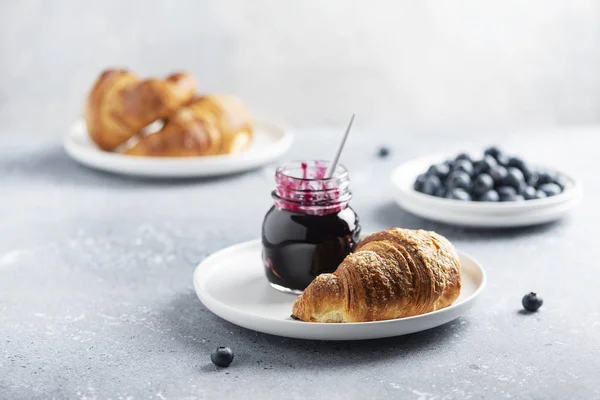 Mermelada de croissant y arándanos — Foto de Stock