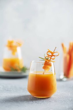 Havuçlu sağlıklı taze meyve suyu.