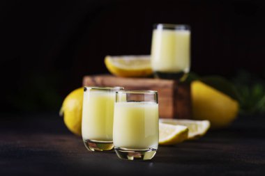 Limon ve kremalı likör.