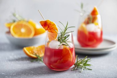 Kırmızı portakallı kokteyl