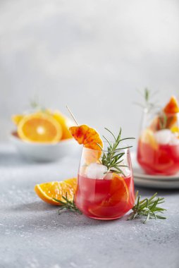 Kırmızı portakallı kokteyl