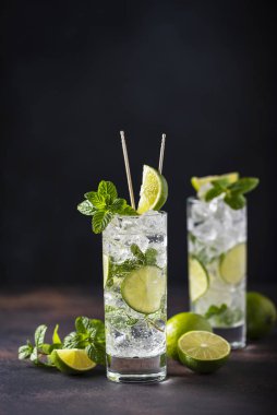 Limonlu, naneli ve buzlu mojito.