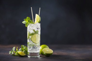 Limonlu, naneli ve buzlu mojito.