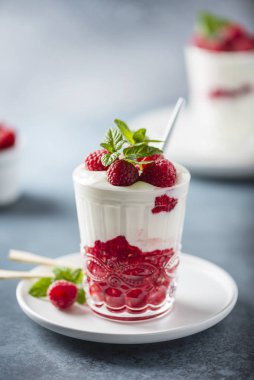 Ahududu ve naneli yoğurt.