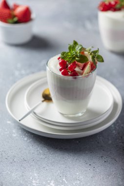 Çilek ile ev yapımı yoğurt