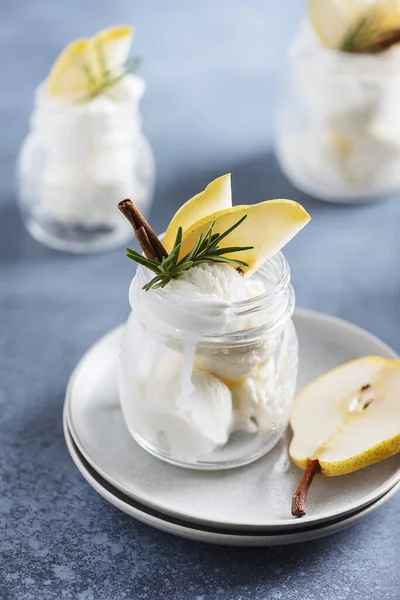 Ice cream with pears — 스톡 사진