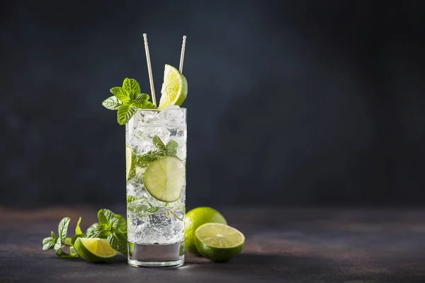 Mojito with lime, mint  and ice — Stock Photo, Image