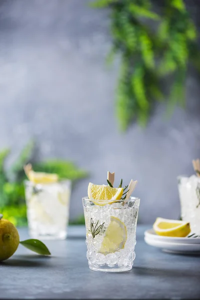 Лимонний содовий коктейль з розмарином — стокове фото