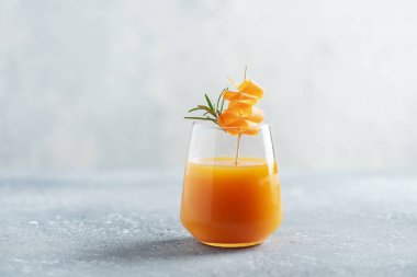 Havuçlu sağlıklı taze meyve suyu.