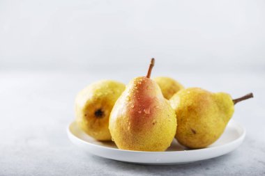 Tatlı sarı armutlar