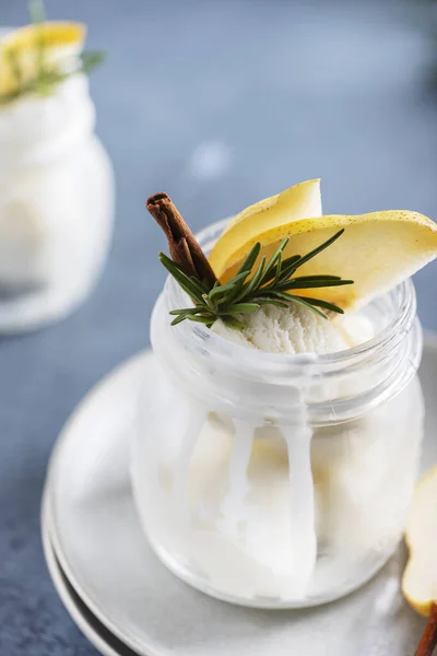 Helado con peras — Foto de Stock