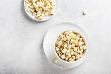 Hafif kasede tuzlu patlamış mısır